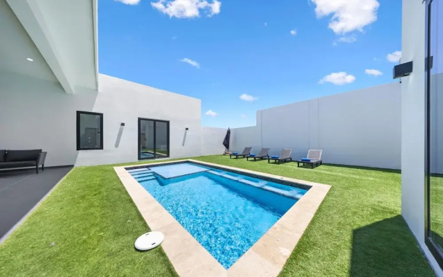 Brand NEW Villa Central Location Private Pool