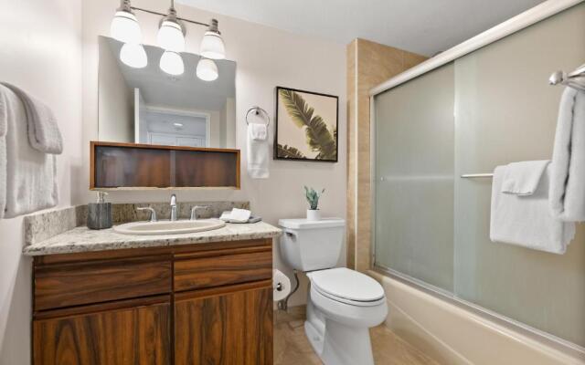 Spacious Waikiki Beach 2BR-Ocean View-Free Parking