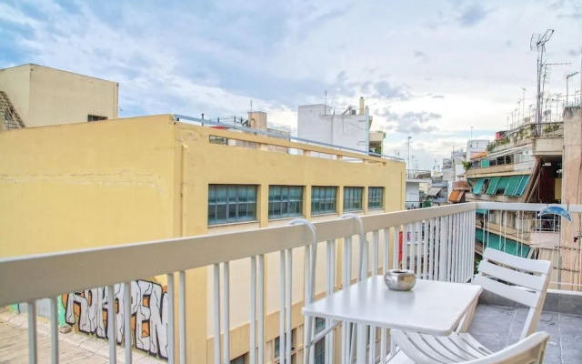 Spacious 3-Bedroom Apartment 90M From Train