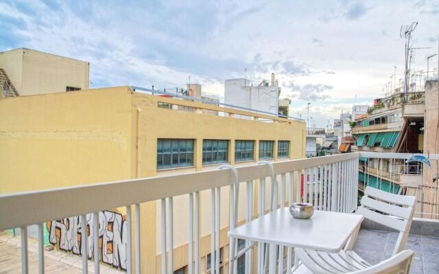 Spacious 3-Bedroom Apartment 90M From Train