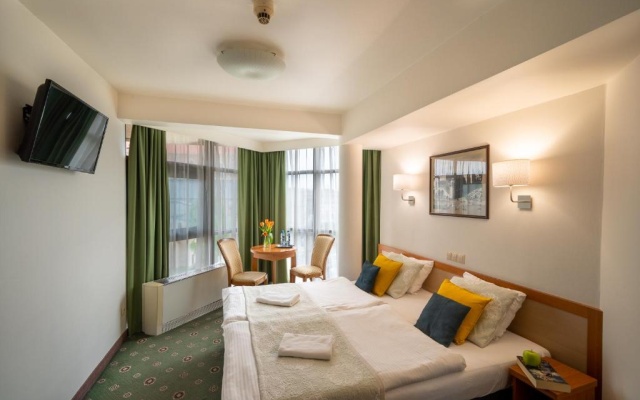 Double room (full double bed)