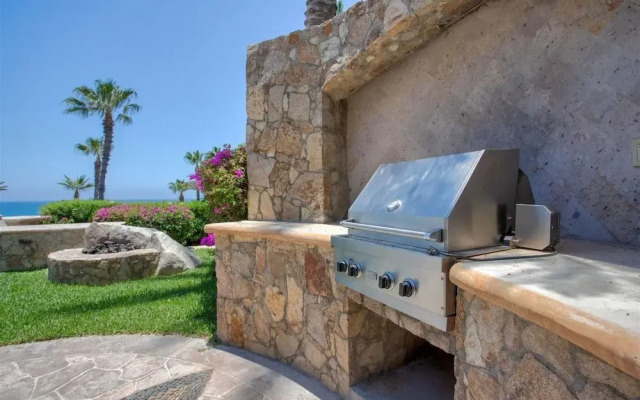 Villa Tranquila: 4 Bedroom Ocean View Villa Perfect for Relaxing at a Discounted Rate!