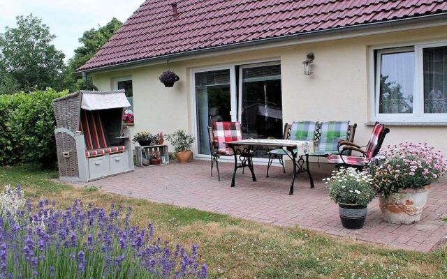 Cozy Holiday Home in Hohenkirchen near Baltic Sea