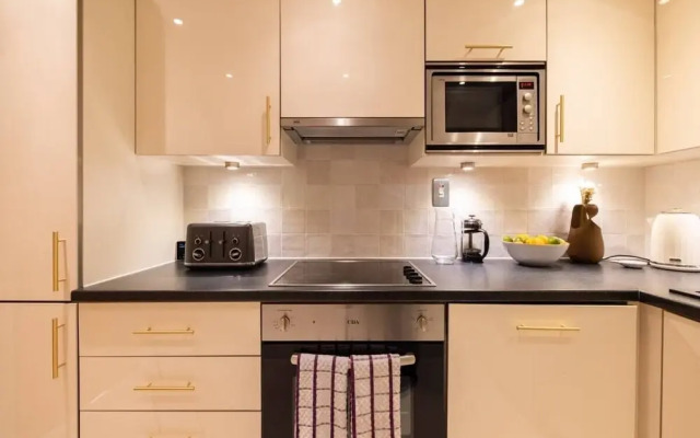 The Crystal Quarters - Modern & Bright 2BDR Apartment