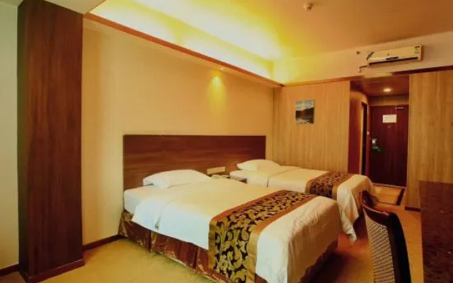 Mingyue Business Hotel(Huaqiang North subway station store)