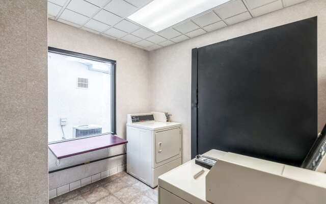 Econo Lodge Inn & Suites