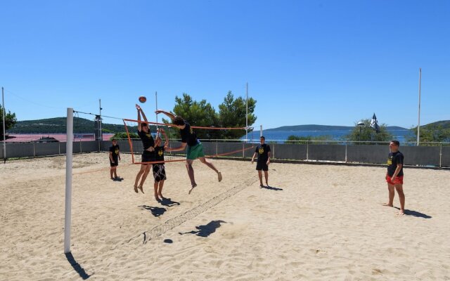 Tidy Apartment With Wifi, 4 km From City of Trogir