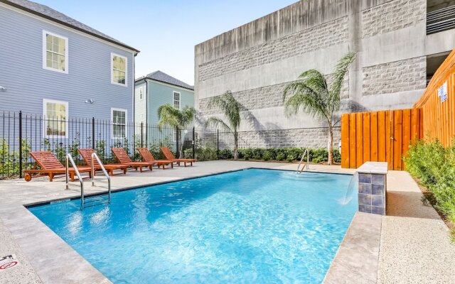 Modern 3BR Condo With Pool