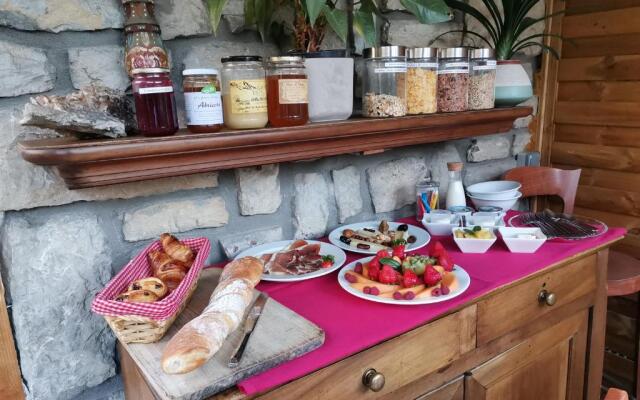 Chalet la Cachette Cyclists Skiers