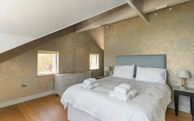 Private Cliff top Retreat by Perranuthnoe Beach