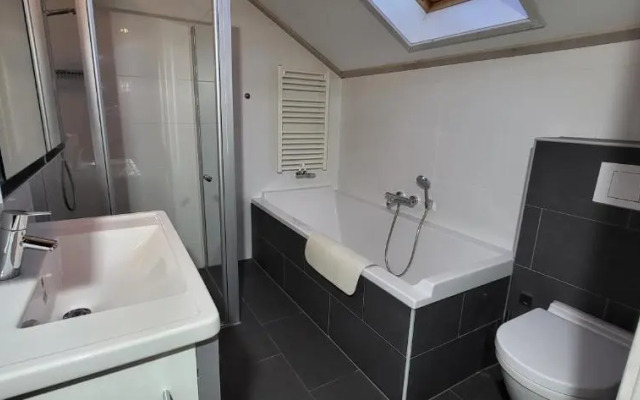 The Black House - Luxurious Holiday Villa Zeewolde