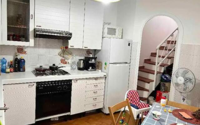 Cheerful Room, Sharing kitchen in a Cosy Family Art House, Ideal for one person or couple