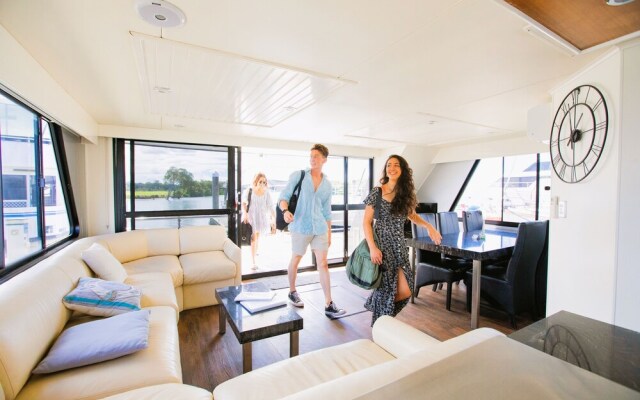 Coomera Houseboat Holidays
