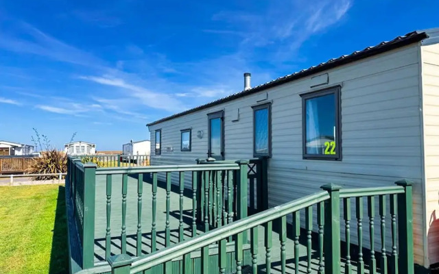 Beachside Caravan Retreat in Lowestoft Sleeps 4