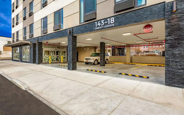 Van Wyck Hotel & Suites Near JFK Airport