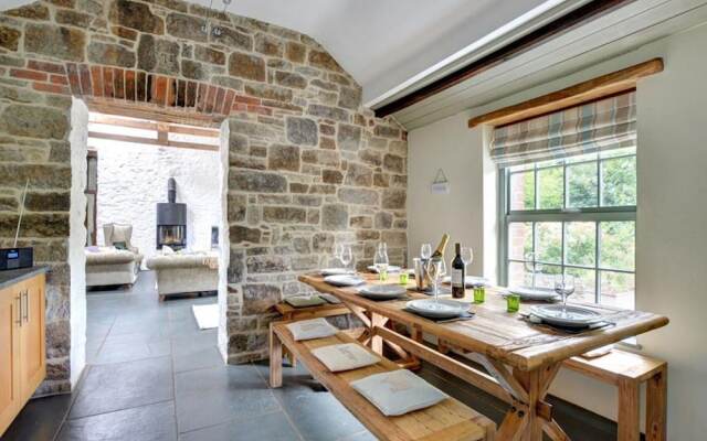 Bright Holiday Home in Saint Kew With Fireplace