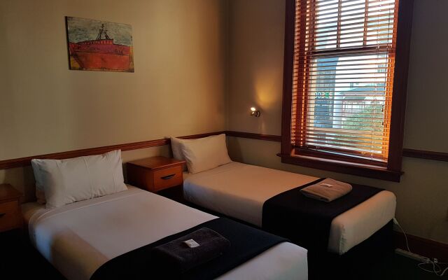 The Cambridge Hotel & Backpackers