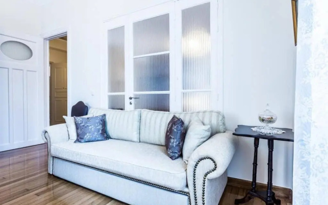 Neoclassical apartment with 3 bedrooms in Piraeus