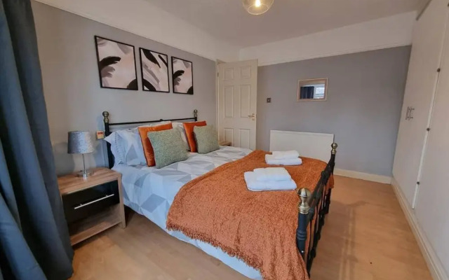 3 Bed Spacious House With Parking