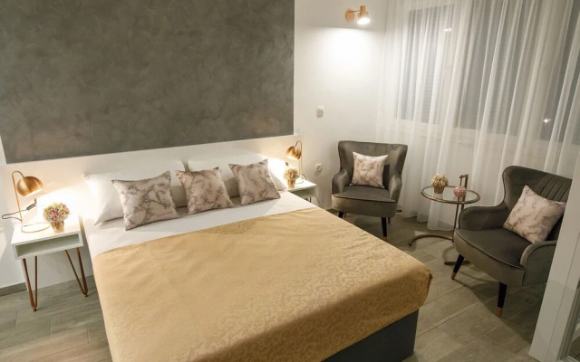 Rose Gold Rooms & Studio With Balcony