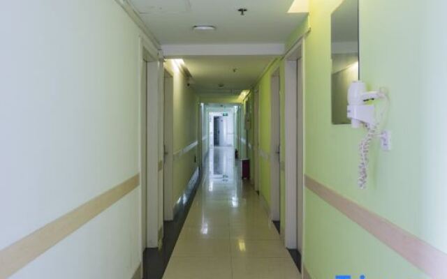 Yibai Hotel (Shanghai Gucun Park Branch)