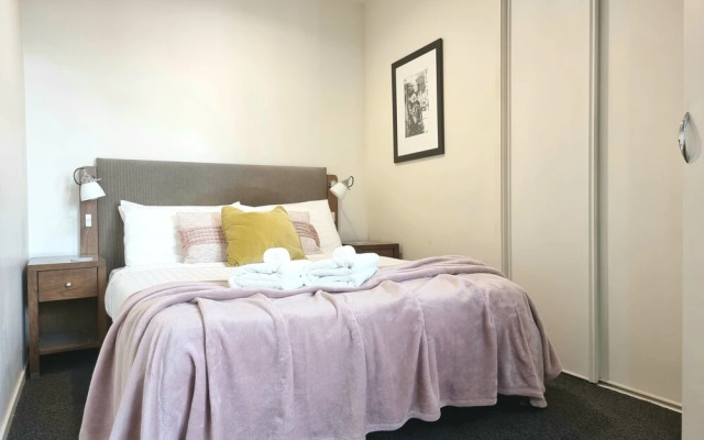 Bright & Cozy 1BR - Kitchen - Laundry