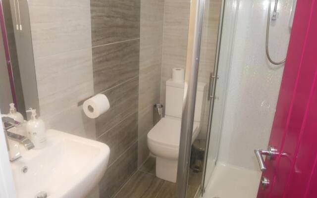 NEW Sleek 6BD Kensington Home Close to City