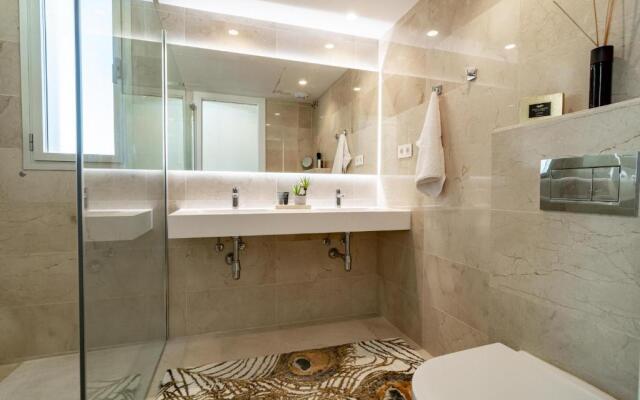 LMR1- Modern penthouse, private pool, families only