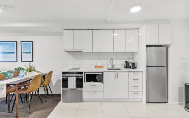 2Br Apt With Balcony & Parking In Prime Spo