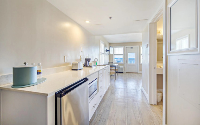 Commander Hotel & Suites