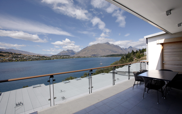 The Rees Hotel, Luxury Apartments & Lakeside Residences