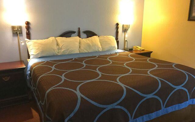 Super 8 by Wyndham Galesburg