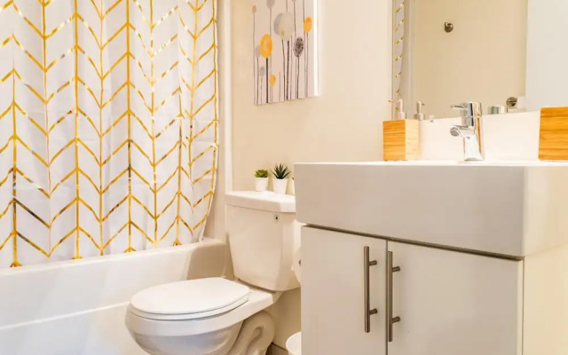 Comfy DT Loft w Parking Rooftop Patio BBQ Gym