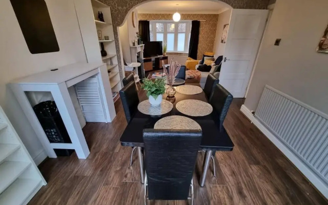 3 Bed Spacious House With Parking