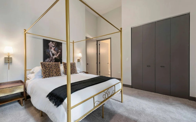 Downtown Charm 2BR Comfort Great Amenities