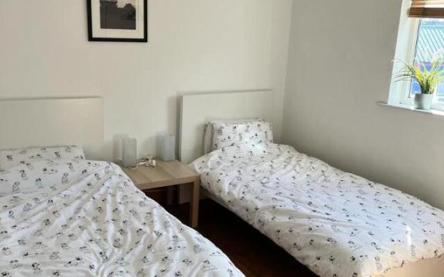 Spacious 3 bedroom house close to city centre