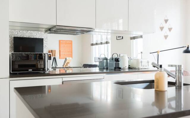 Bright modern one bed apartment in central london