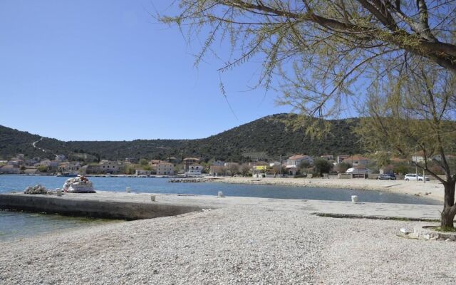 Lovely 2-bed Apartment in Vinisce, Close to Beach