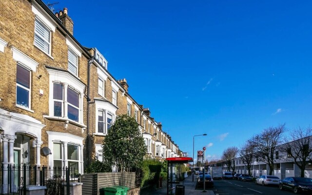 Bright 3 Bedroom Trendy Home by Hampstead