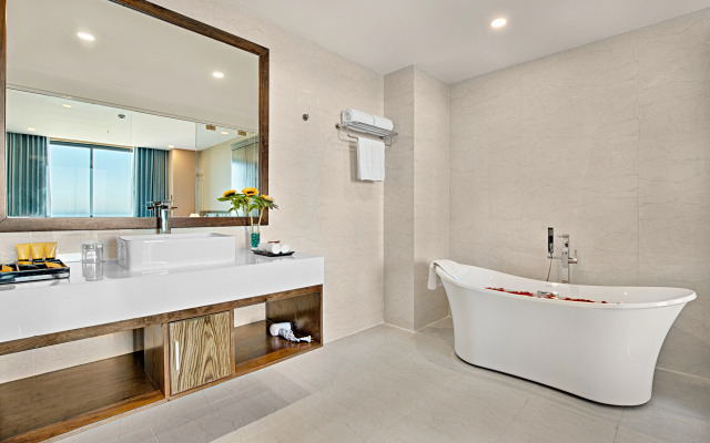 Yarra Ocean Suites Danang
