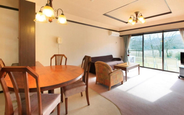 Izu Ippeki lake lakeside terrace