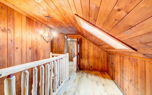 Gatlinburg Cabin: Hot Tub & River Views