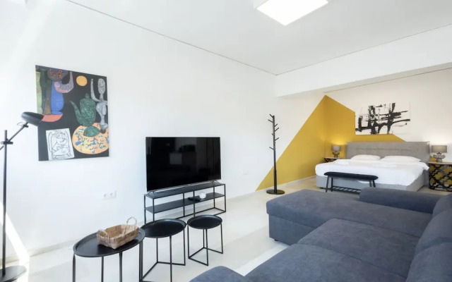 Spacious Urban Retreat Central 2-bedroom Haven for 8