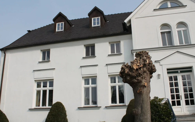 Sunlit Apartment with Garden in Steffenshagen