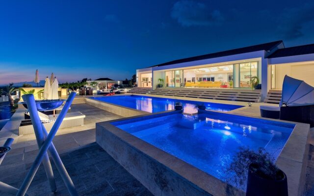 Swanky Caribbean Estate, Ocean Views, Heated Pool, AC, Free Wifi, Ping Pong, Pool Table