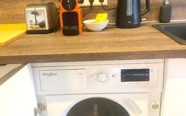 2 Bedrooms Flat in Center with Parking