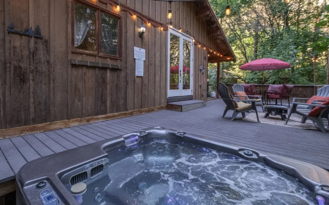 Bear Paw 2 Bedroom Home by NW Comfy Cabins by RedAwning