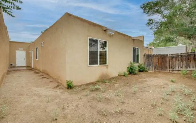 Comfy Albuquerque Townhome < 6 Mi to Downtown