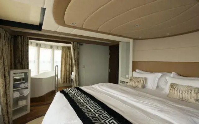 Maldives Crown