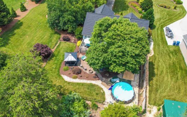 1-acre Family Home W/pool~11 Mi to Greensboro
